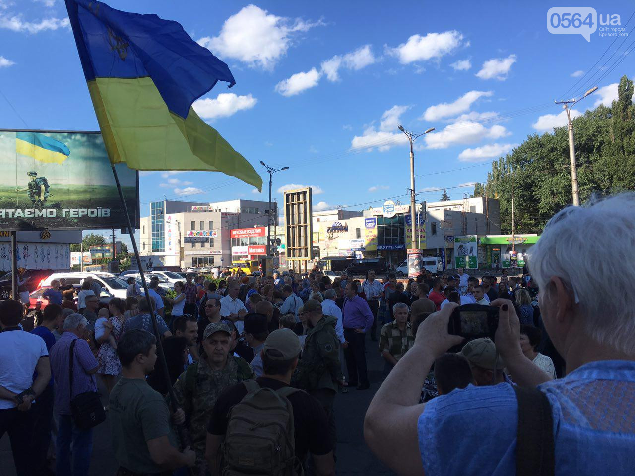 Жителі Кривого Рогу вийшли на марш на підтримку сімейних цінностей (відео)